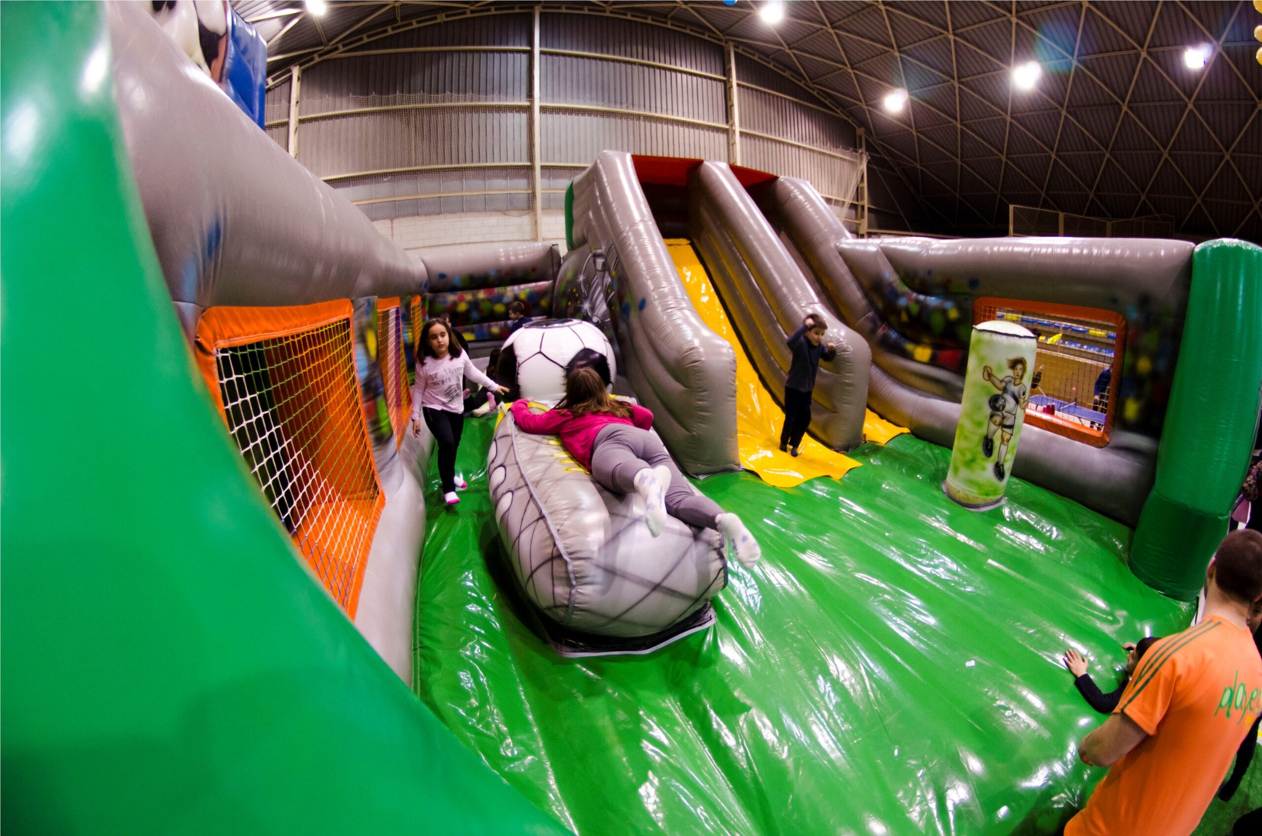 inflable pista soccer scaled -